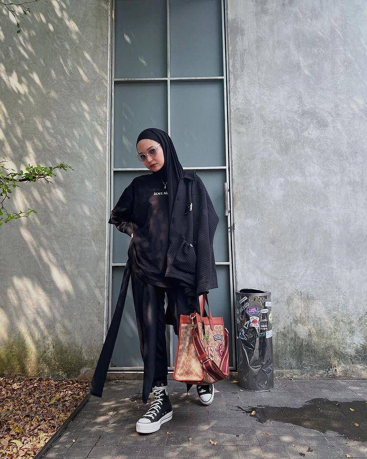 Inspirasi outfit hitam ala Soraya Ulfa (instagram.com/sorayaulfa15)