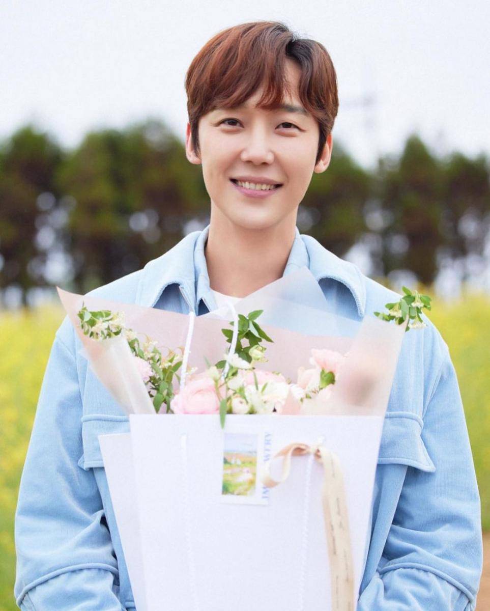 Yoon Jong Hoon (instagram.com/keyeastofficial)