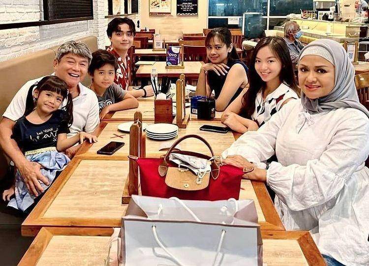 Betharia Sonata can Rumiati Ningsih, istri dari mantan suaminya, Willy Dozan(Instagram.com/willydozan777)