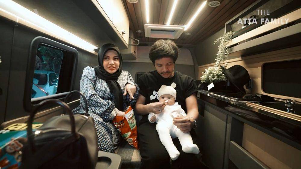 Atta, Aurel, dan Ameena tidur di mobil (youtube.com/attahalilintar)