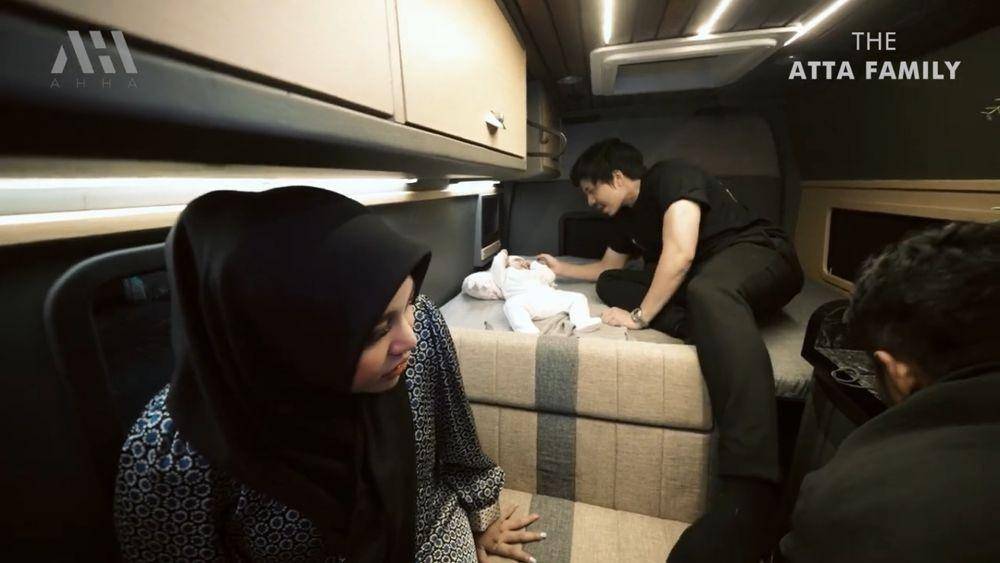 Atta, Aurel, dan Ameena tidur di mobil (youtube.com/attahalilintar)