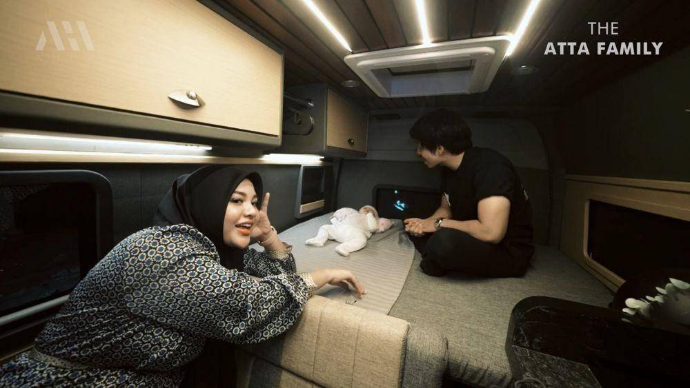 Atta, Aurel, dan Ameena tidur di mobil (youtube.com/attahalilintar)