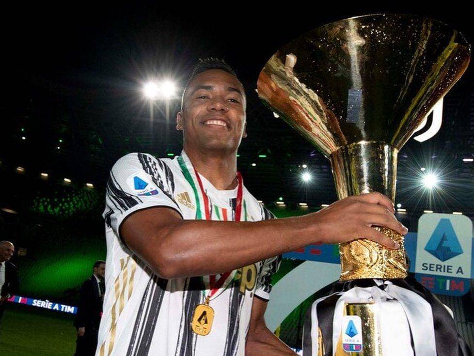 Alex Sandro mengangkat trofi Serie A (instagram.com/alxsndro12)