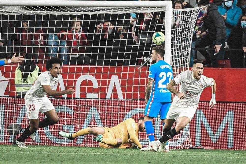 potret pemain Sevilla melakukan selebrasi gol (twitter.com/jkeey4)