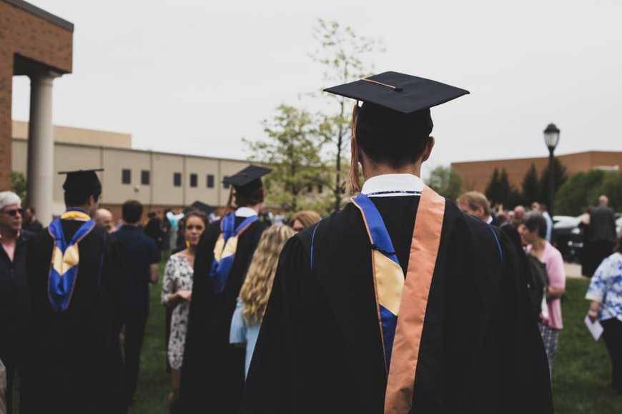 ilustrasi mahasiswa wisuda (unsplash.com/Leon Wu)