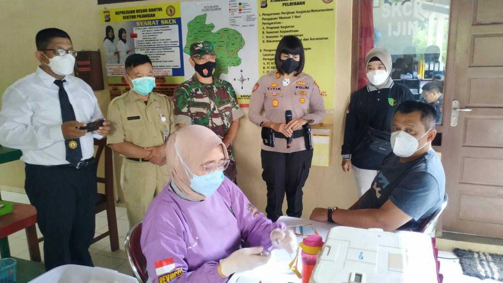 Vaksinasi booster di Polsek Pajangan Bantul.(daruwaskita)