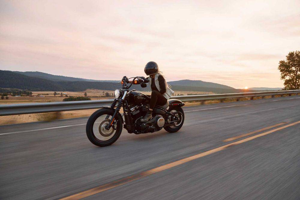 ilustrasi mengendarai motor (unsplash.com/Harley-Davidson)