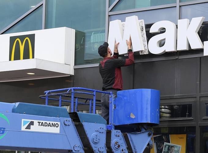Seorang pekerja sedang megganti papan nama McDonald's. (twitter.com/CGMeifangZhang)