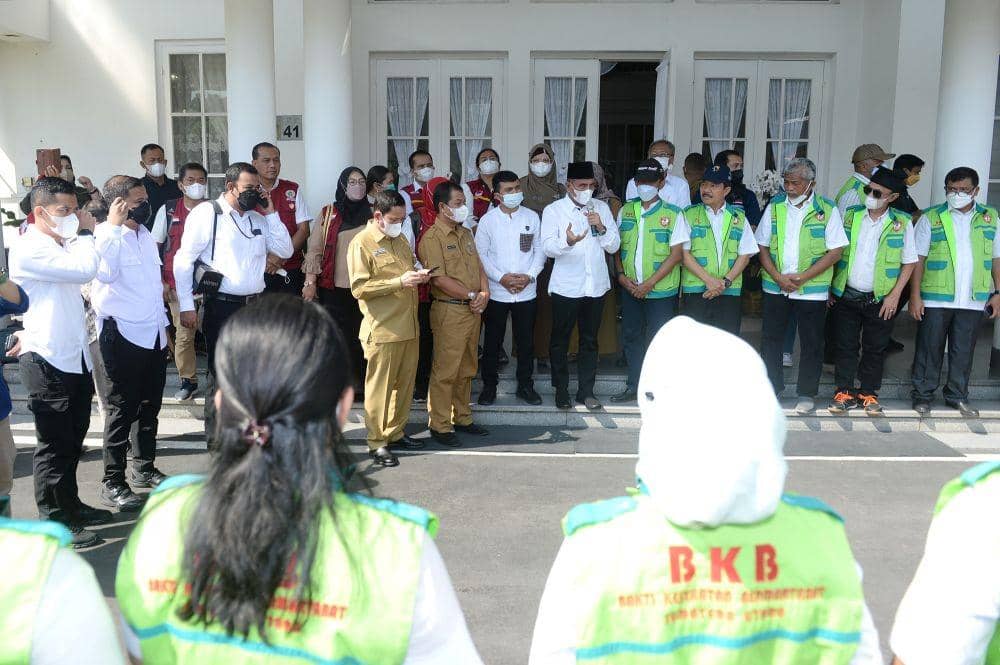 Gubernur Sumatera Utara (Sumut) Edy Rahmayadi melepas Bus Layanan Bakti Kesehatan Bermartabat (BKB) Sumut dari Rumah Dinas Gubernur Sumut Jalan Jenderal Sudirman Nomor 41 Medan, Senin (13/6).