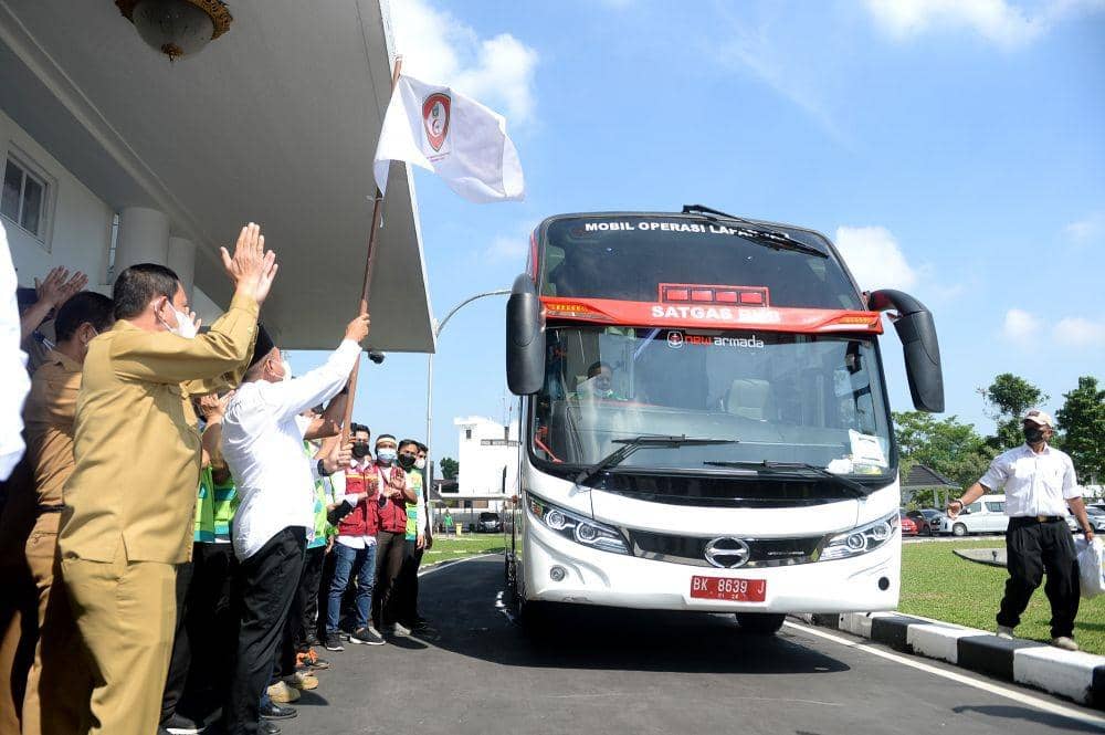 Gubernur Sumatera Utara (Sumut) Edy Rahmayadi melepas Bus Layanan Bakti Kesehatan Bermartabat (BKB) Sumut dari Rumah Dinas Gubernur Sumut Jalan Jenderal Sudirman Nomor 41 Medan, Senin (13/6).