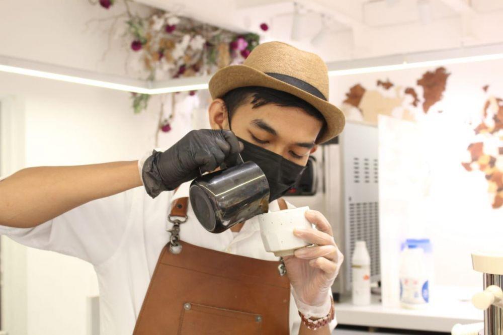 Awalnya Gak Suka Kopi, Kini Anak Medan Ini Jadi Barista di Abu Dhabi