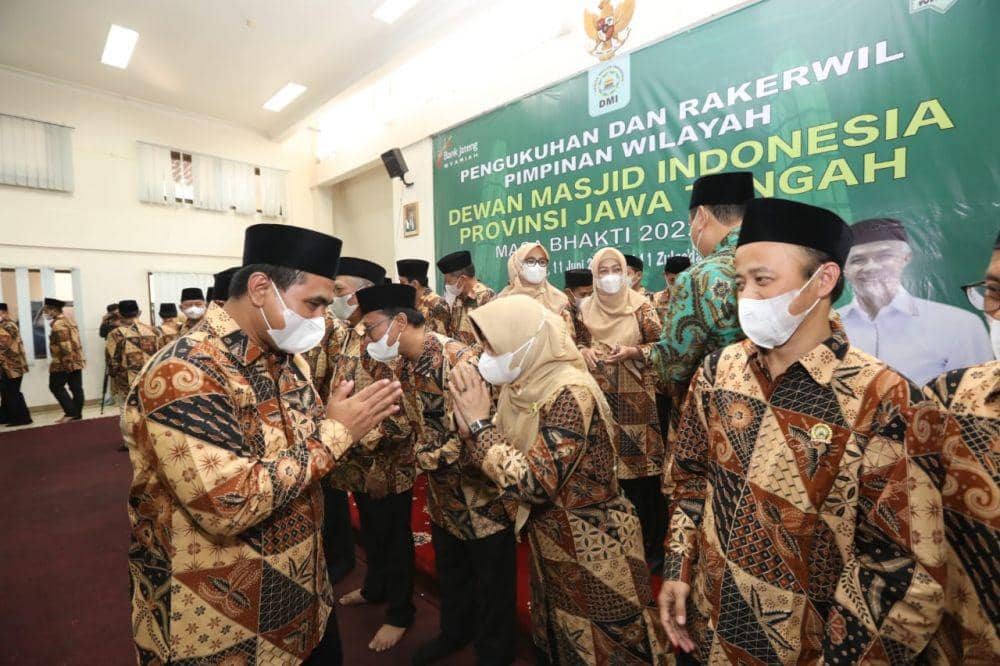 Wagub Jateng Taj Yasin Maimoen mengatupkan tangannya untuk memberikan salam hormat kepada pengurus DMI yang baru saja dilantik. (Dok Humas Wagub Jateng)
