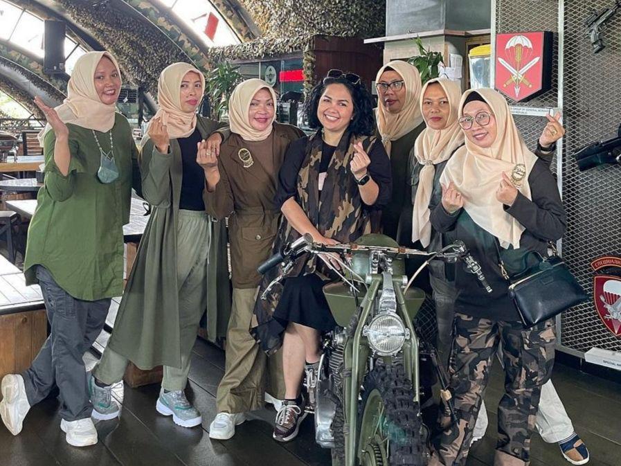 9 Potret Joy Tobing Bersama Ibu-ibu Persit, Nikmati Peran Baru!