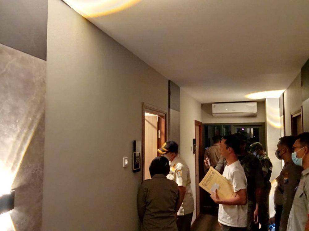 Dua mahasiswi asal Tuban diamankan petugas di dalam sebuah kamar hotel. IDN Times/Imron