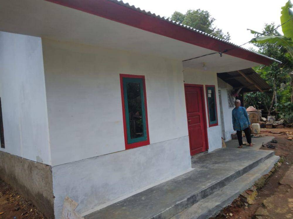 Warga Kampung Burujul RT/RW 012/003, Desa Cisempur, Kecamatan Cibalong, Kabupaten Tasikmalaya, Mirah (77), mendapatkan bantuan dari Kementerian Sosial. (Dok. Kemensos)