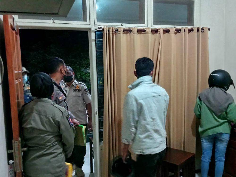 Dua mahasiswi asal Tuban diamankan petugas di dalam sebuah kamar hotel. IDN Times/Imron