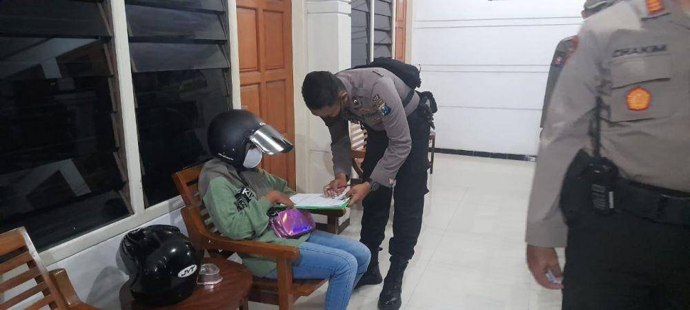 Dua mahasiswi asal Tuban diamankan petugas di dalam sebuah kamar hotel. IDN Times/Imron