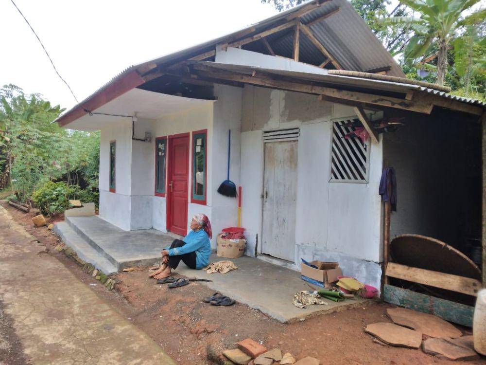 Warga Kampung Burujul RT/RW 012/003, Desa Cisempur, Kecamatan Cibalong, Kabupaten Tasikmalaya, Mirah (77), mendapatkan bantuan dari Kementerian Sosial. (Dok. Kemensos)