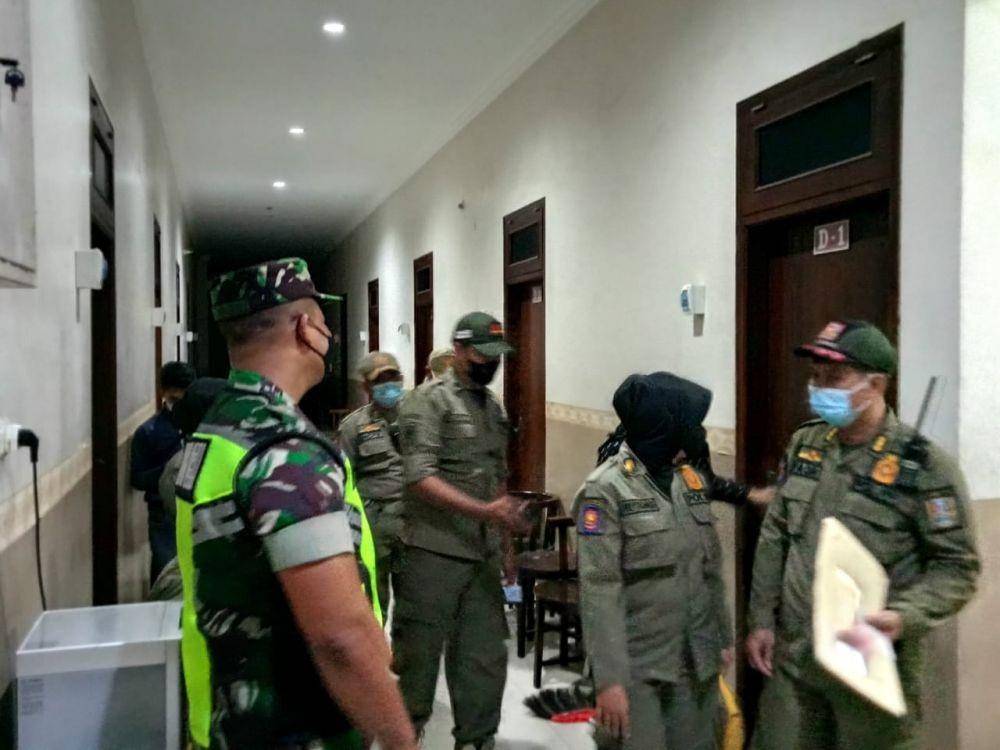 Dua mahasiswi asal Tuban diamankan petugas di dalam sebuah kamar hotel. IDN Times/Imron