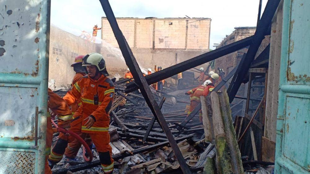 Petugas PMK saat berjibaku memadamkan kebakaran toko furniture di Surabaya, Senin (13/6/2022). (dok. Dinas Pemadam Kebakaran dan Penyelamatan)