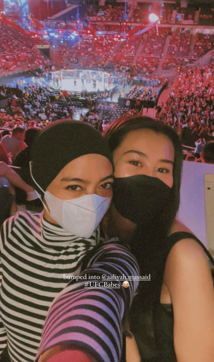 Ayudia dan Aaliyah Massaid nonton UFC di Singapura (instagram.com/ayudiac)
