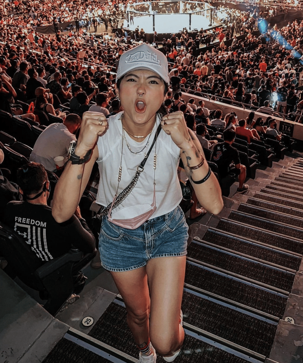 Poppy Sovia nonton UFC di Singapura (instagram.com/popsovia)