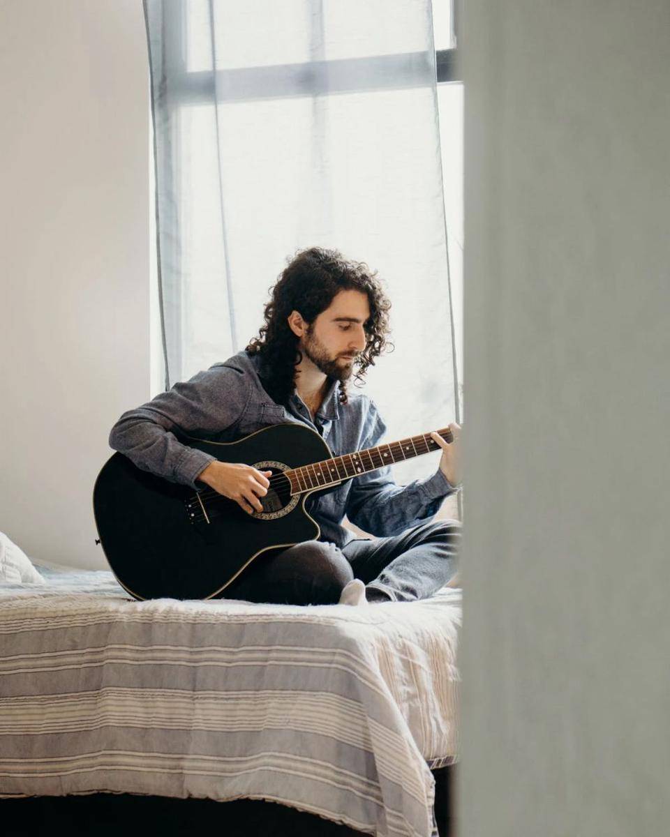 ilustrasi pria yang sedang bermain gitar (pexels.com/Studio 31)