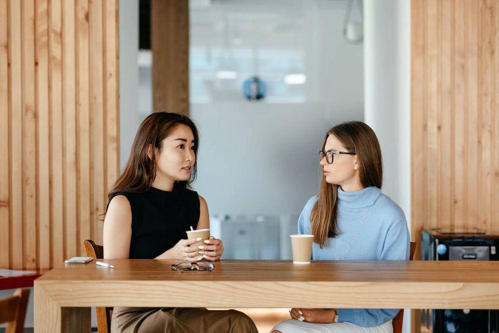 ilustrasi dua perempuan yang sedang mengobrol (pexels.com/Alexander Suhorucov)