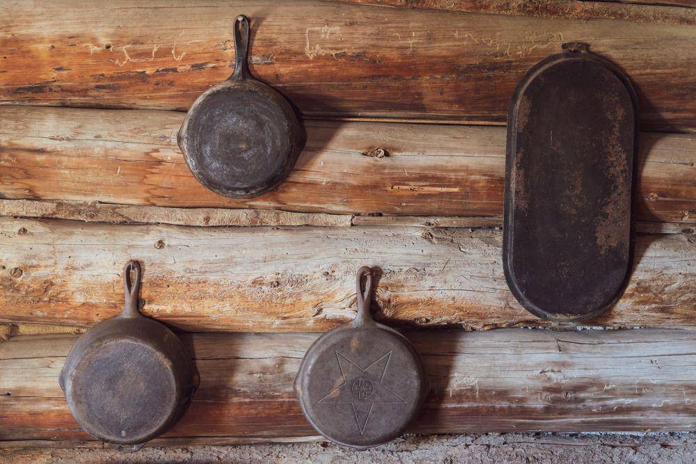 Peralatan memasak cast iron (unsplash.com/Dan Meyers)