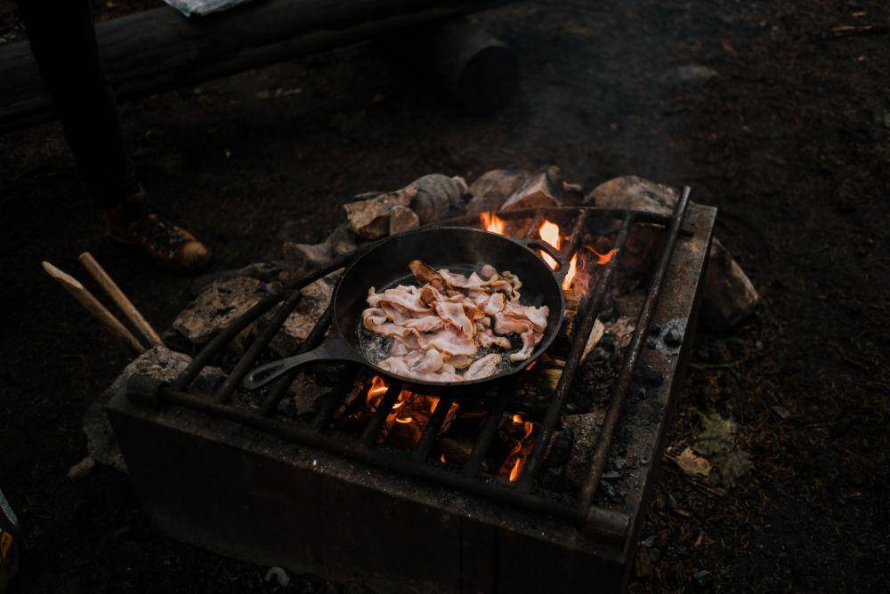 Peralatan masak cast iron (unsplash.com/Black Carpenter)
