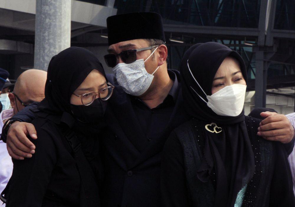 5 Potret Kang Emil Genggam Erat Tangan Atalia, Tegar Kehilangan Eril