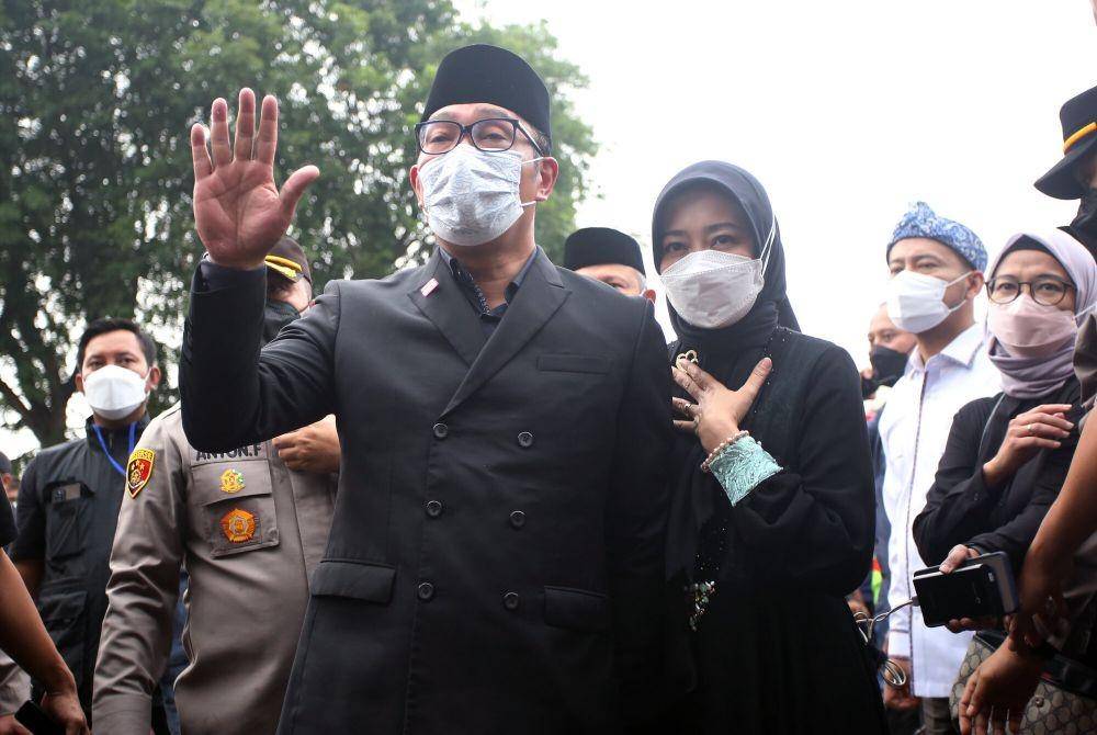 Gubernur Jawa Barat, Ridwan Kamil, memegang erat tangan istri, Atalia Praratya dan putri, Zara ketika menyambut jenazah Emmeril Kahn Mumtadz di Bandara Soekarno-Hatta pada Minggu, 12 Juni 2022. (ANTARA FOTO/Muhammad Iqbal)