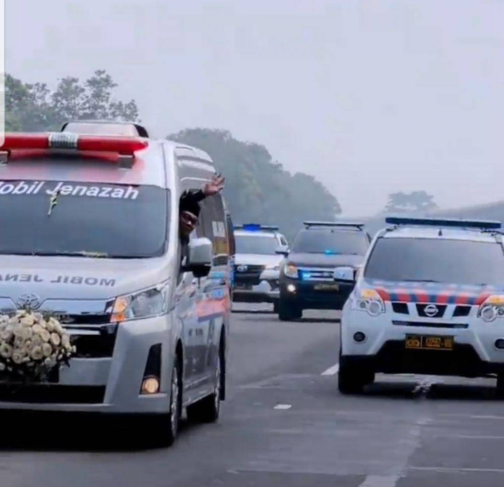 Gubernur Jawa Barat Ridwan Kamil lambaikan tangan kepada warga Jabar yang ikut melepas kepergian putra sulungnya Emmeril Kahn Mumtadz pada Senin, 13 Juni 2022. (www.instagram.com/@ridwankamil)