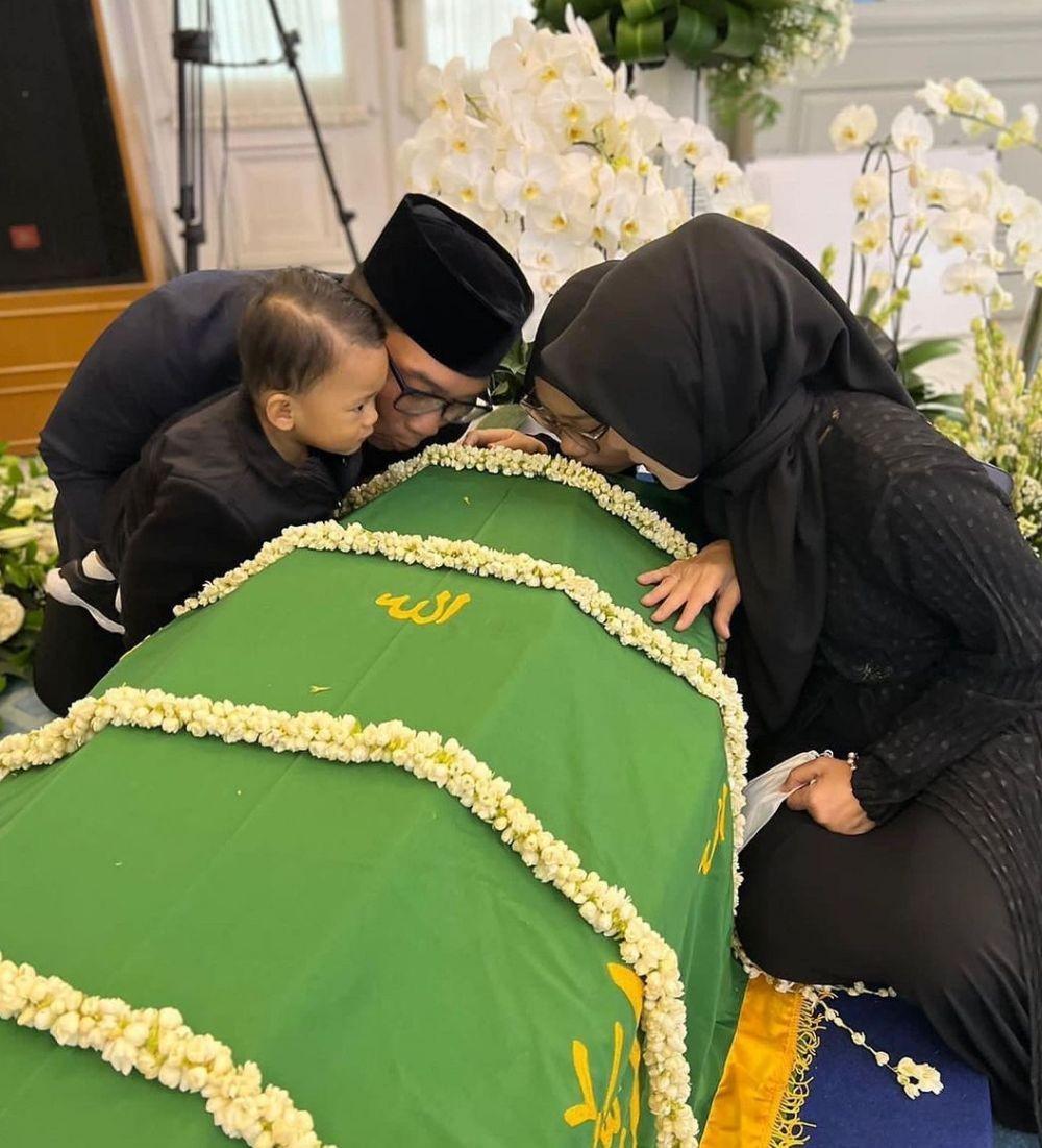 Anggota keluarga Gubernur Ridwan Kamil mencium peti mati Emmeril Kahn Mumtadz sebagai tanda perpisahan sebelum dimakamkan pada Senin siang, 13 Juni 2022. (www.instagram.com/@ataliapr)