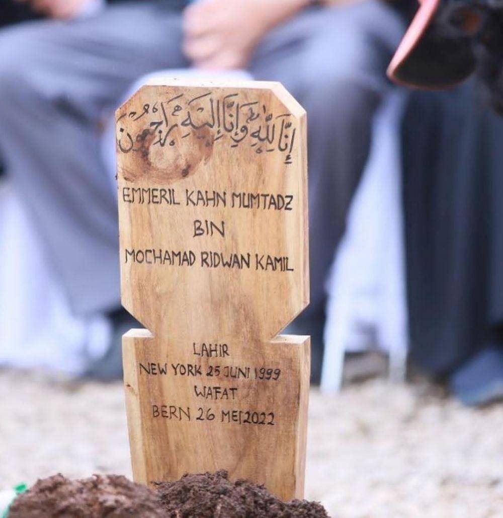 Nisan di pemakaman putra sulung Ridwan Kamil, Emmeril Kahn Mumtadz yang dipasang pada Senin, 13 Juni 2022. (www.instagram.com/@ataliapr)