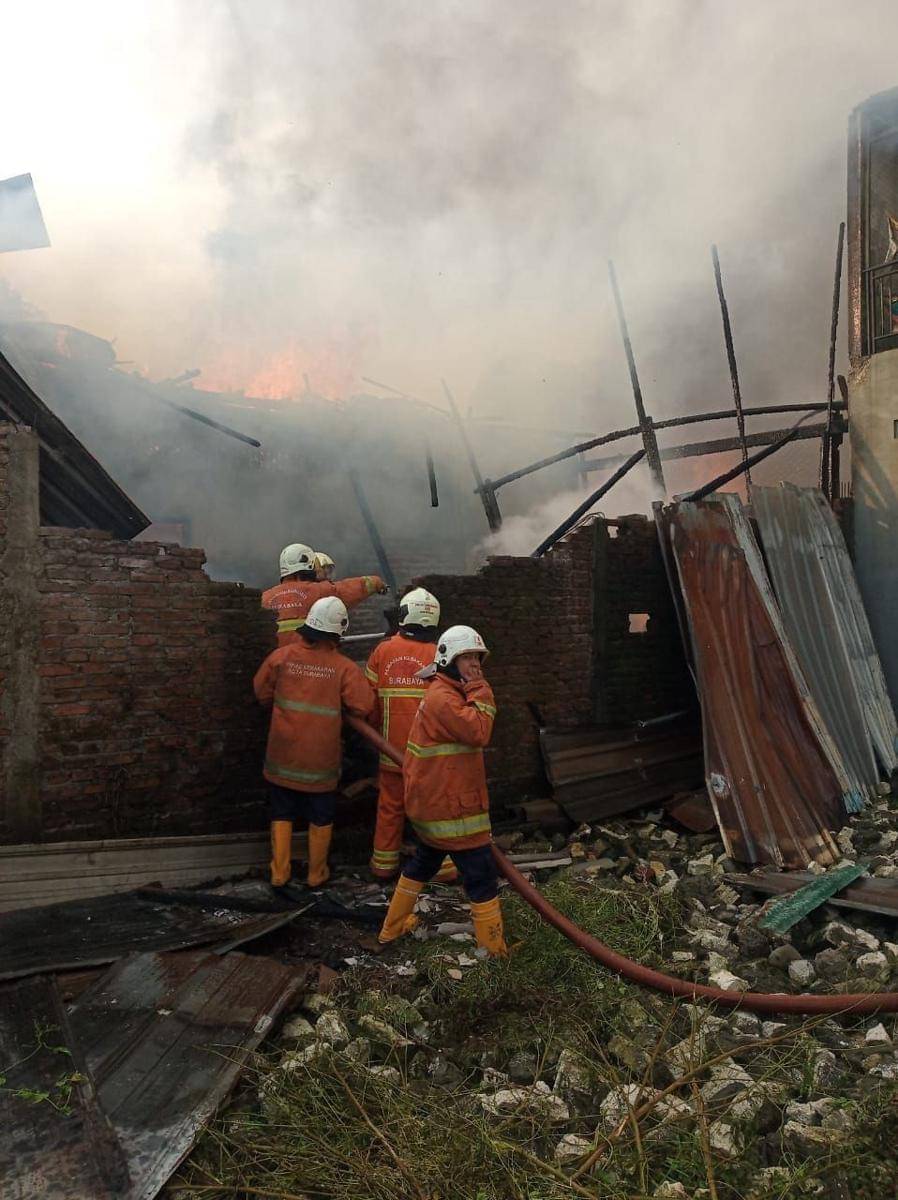 Petugas PMK saat berjibaku memadamkan kebakaran toko furniture di Surabaya, Senin (13/6/2022). (dok. Dinas Pemadam Kebakaran dan Penyelamatan)