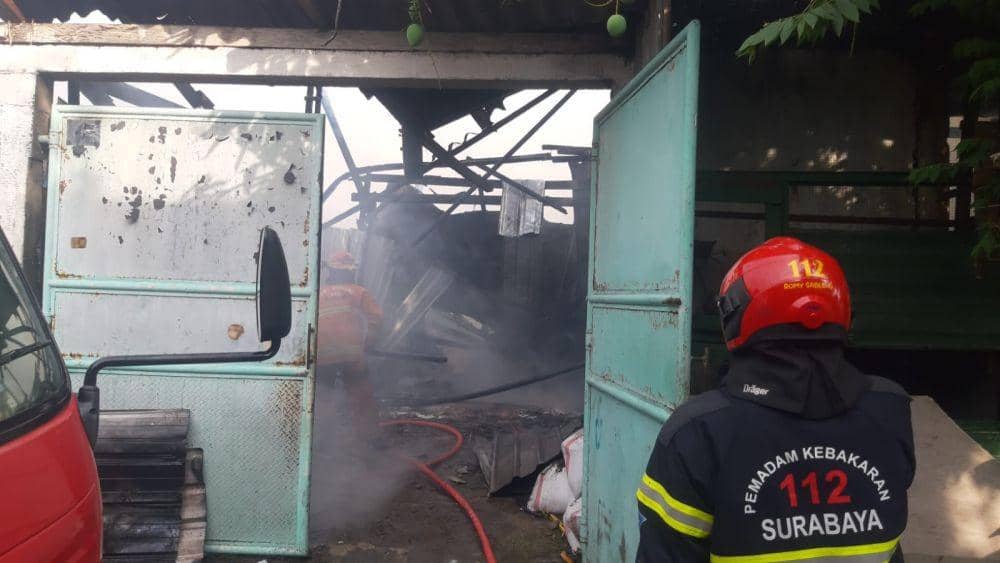 Petugas PMK saat berjibaku memadamkan kebakaran toko furniture di Surabaya, Senin (13/6/2022). (dok. Dinas Pemadam Kebakaran dan Penyelamatan)