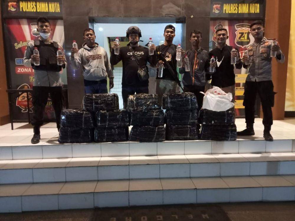 Polisi mengamankan 405 botol miras siap edar (Dok Polres Bima Kota)