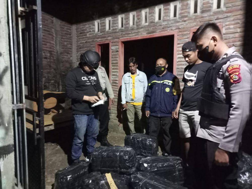 Polisi mengamankan 405 botol miras siap edar (Dok Polres Bima Kota)