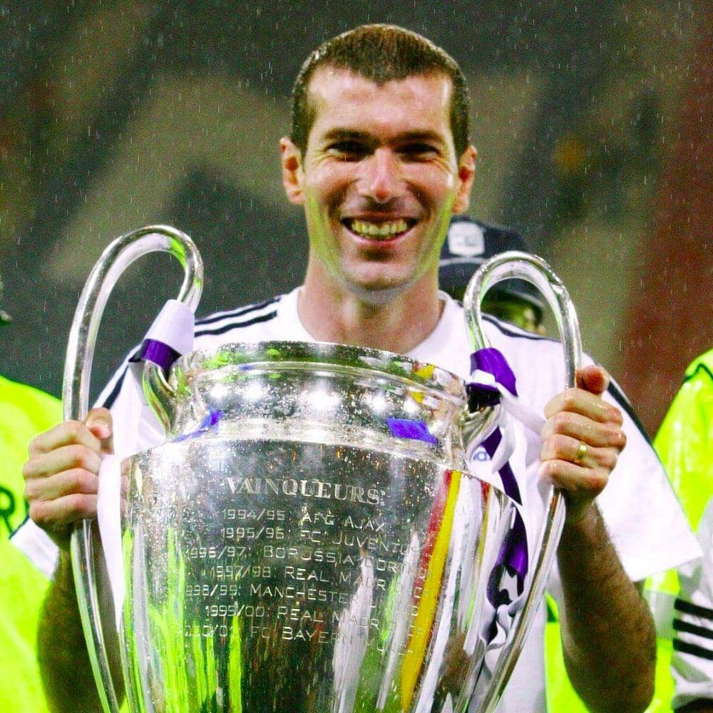 Zinedine Zidane mengangkat trofi Liga Champions 2001/2002. (twitter.com/ChampionsLeague)