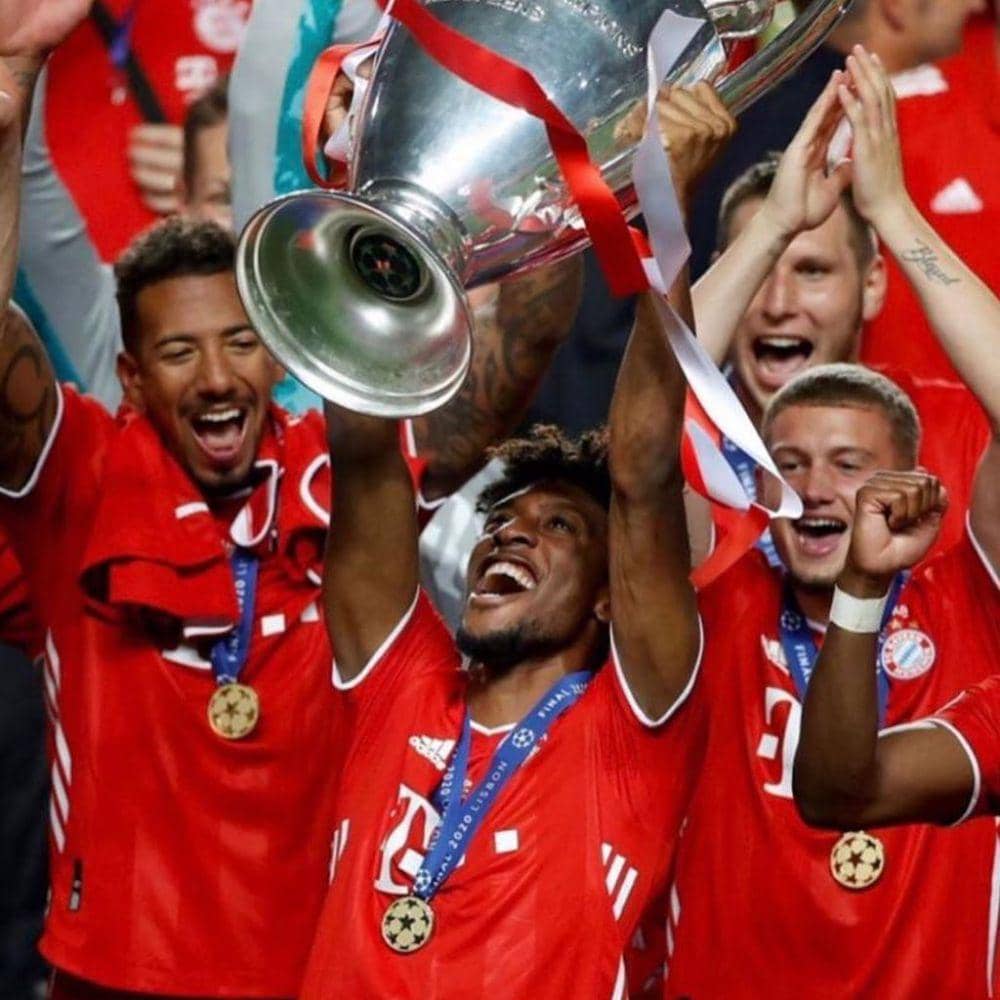 Kingsley Coman mengangkat trofi Liga Champions 2019/2020. (instagram.com/king_coman)