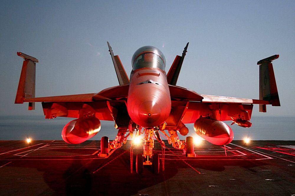 potret sebuah F/A-18F Super Hornet di atas geladak USS Dwight D. Eisenhower-CVN 69 (wikimedia.org/Officer 3rd Class Jason Johnston-U.S. Navy)