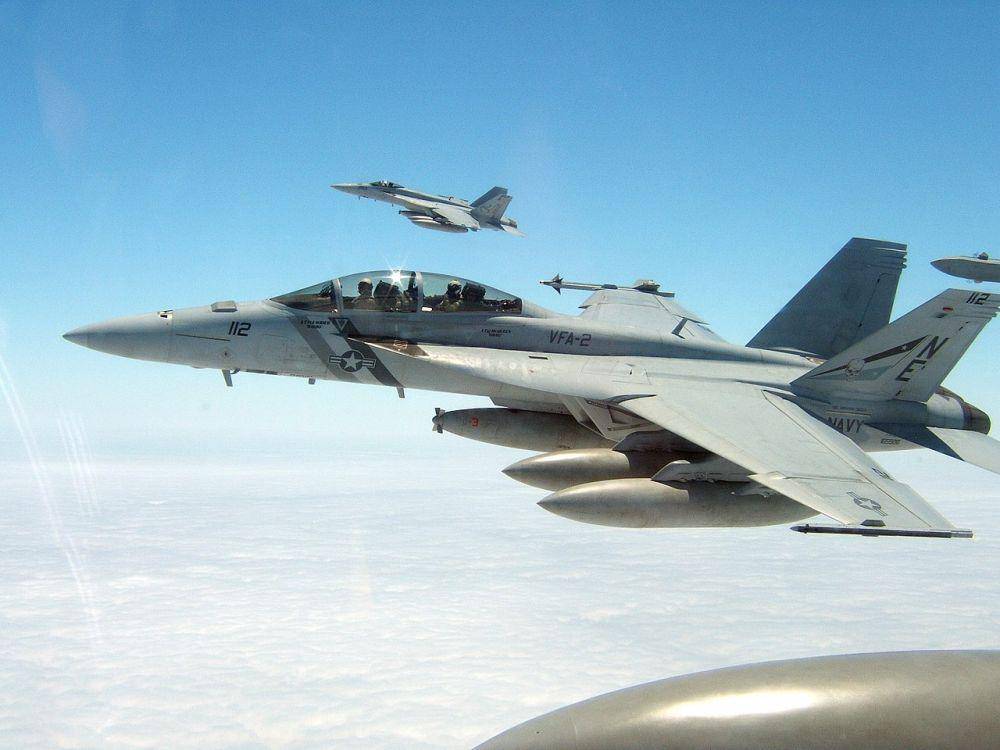 potret F/A-18F Super Hornet dan F/A-18E Super Hornet yang sedang terbang formasi di atas Samudra Pasifik (wikimedia.org/John Ivancic-U.S. Navy)