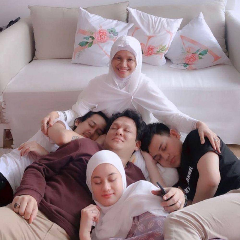 Dinda Hauw Bersama Ibunda (instagram.com/dindahw)
