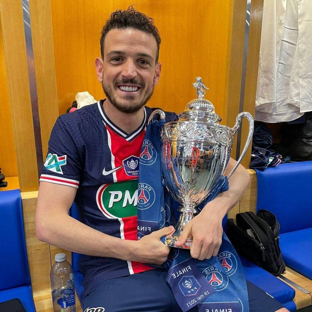 Alessandro Florenzi dengan trofi Coupe de France (instagram.com/florenzi)