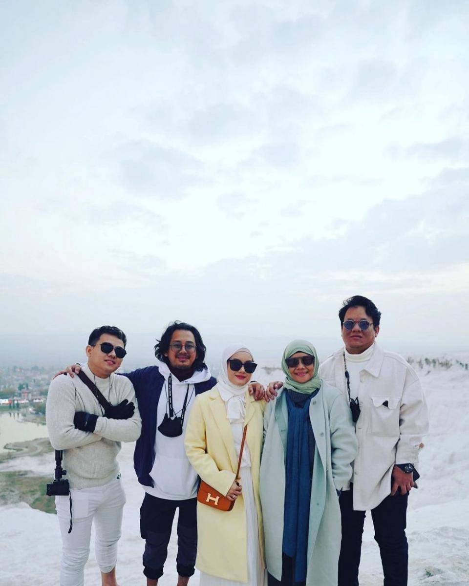 Dinda Hauw Bersama Ibunda (instagram.com/dindahw)