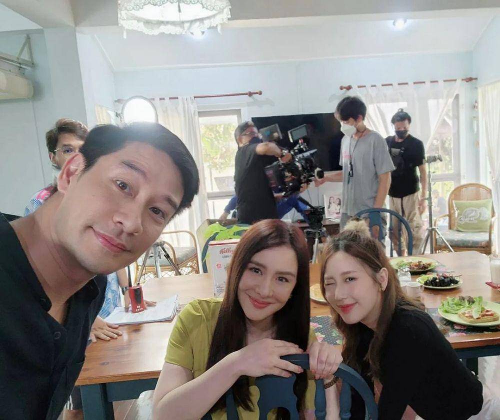 Pong Nawat, Nicole Theriault, dan Jane Ramida di lokasi shooting Oops! Mr.Superstar Hit on Me (instagram.com/pongnawatfc)