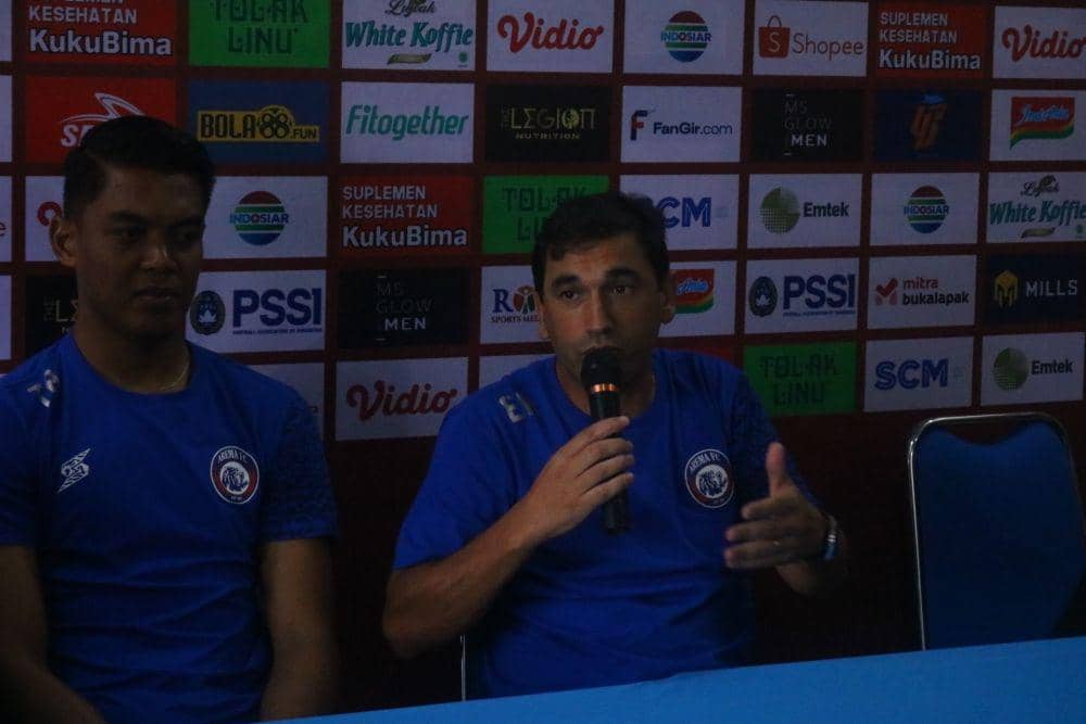Pelatih Arema FC, Eduardo Almeida saat sesi konferensi pers jelang laga kontra Persik Kediri. IDN Times/Alfi Ramadana