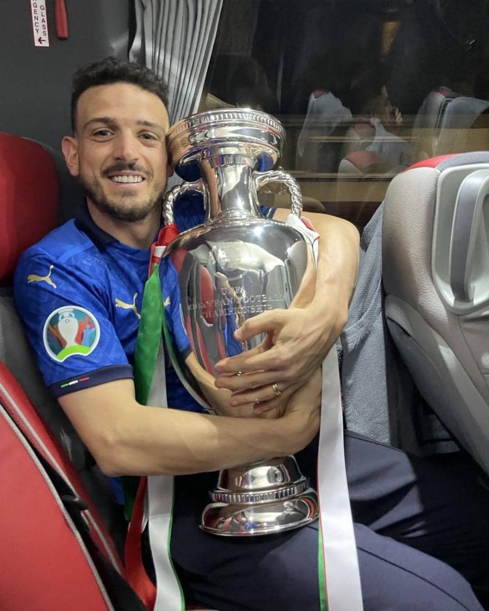 Alessandro Florenzi dengan trofi Euro 2020 (instagram.com/florenzi)