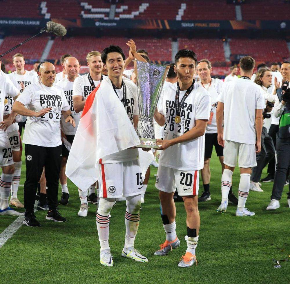 Daichi Kamada, dan Makoto Hasebe mengangkat trofi Europa League (instagram.com/kamadadaichi)